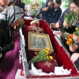 Mi-aduc aminte că pe la începuturile studenției aterizam ca o pasăre obosită la rândul de închinători, cam întotdeauna apăsată de una sau alta dintre grijile de om mare – căci [&hellip;]
