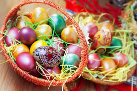     În tradiţie creştină, ouăle roşii simbolizează sângele vărsat de Isus şi miracolul renaşterii. Oul devine astfel, element central al sărbătorii pascale. Ouăle se ciocnesc la masa de Pasti […]