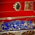 Vesmantul in care sunt imbracate Moastele Sfintei Parascheva de la Iasi este schimbat de cinci ori pe an, nu pentru ca sfanta ar avea nevoie de acest lucru, ci pentru [&hellip;]