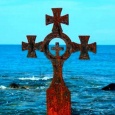    Creştinii cinstesc Sfânta Cruce ca semn al izbăvirii noastre. Ea este pecetea sub a cărei pavăză creştinul intră de la „naşterea sa în Hristos”, prin Bo­tez, şi se menţine [&hellip;]