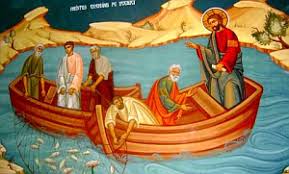 În vremea aceea Iisus şedea lângă lacul Ghenizaret şi a văzut două corăbii oprite lângă ţărm, iar pescarii, coborând din ele, spălau mrejele. Atunci El, urcându-Se într-una din corăbii, care […]