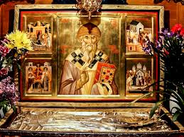    Pe 12 decembrie, creştinii îl sărbătoresc pe Sfântul Spiridon, episcop al Trimitundei, mare făcător de minuni şi singurul sfânt care, potrivit tradiţiei, îşi părăseşte racla pentru a veni în […]