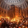     Preafericitul Părinte Teofil al III-lea, Patriarhul Ierusalimului, a oferit Lumina Sfântă clericilor și reprezentanților Bisericilor prezenți astăzi, 1 mai, la Mormântul Domnului. Sfânta Lumină a coborât în acest [&hellip;]