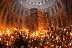    Preafericitul Părinte Teofil al III-lea, Patriarhul Ierusalimului, a oferit Lumina Sfântă clericilor și reprezentanților Bisericilor prezenți astăzi, 1 mai, la Mormântul Domnului. Sfânta Lumină a coborât în acest […]