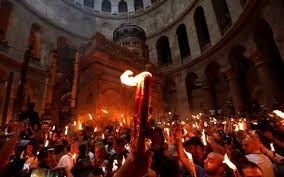       Sfanta Lumina de la Ierusalim In Sambata Mare, la ora 7:00 dimineata, se pecetluieste Sfantul Mormant. Se controleaza sa nu fie inauntru nimic care sa se aprinda, […]