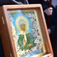    Atunci când pășești dincolo de pragul Mănăstirii Pocrov din Moscova te întâmpină, așa cum știe mai frumos, ocrotitoarea acestui așezământ, Sfânta Matrona. Fiorul sfânt, suspinul scăpat printre porțile deschise ale [&hellip;]