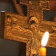 „Acum toate s-au umplut de lumină: cerul şi pământul şi cele dedesubt”, aşa cântăm în noaptea Sfântă a Învierii Mântuitorului Iisus Hristos. Clipele nopții pline de lumină sunt trăite de [&hellip;]